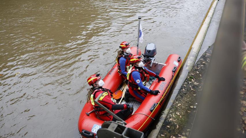 Die Wasserwacht des BRK half mit einem Boot bei der Bergungsaktion. Die Wasserwacht des BRK half mit einem Boot bei der Bergungsaktion.