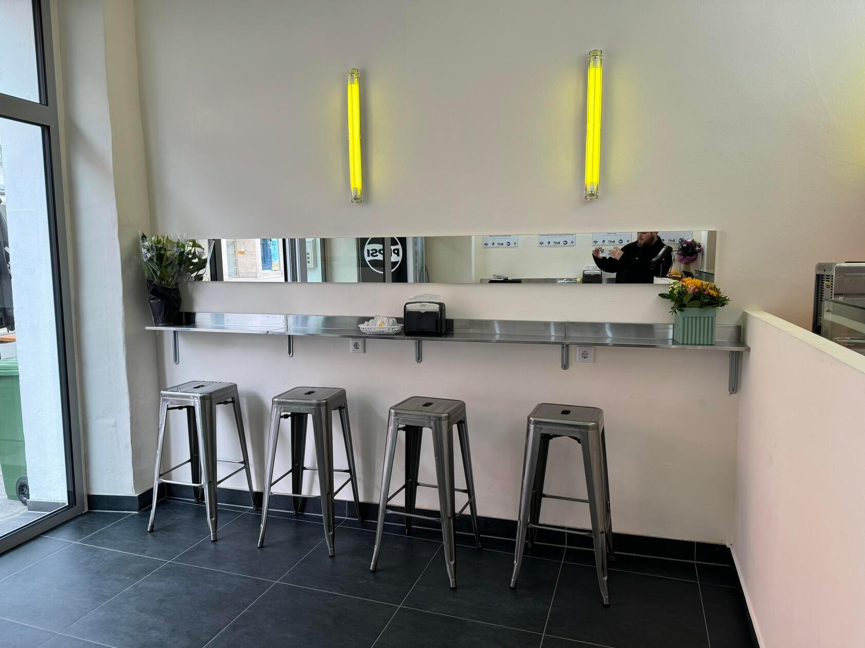 Die Sitzplätze im Inneren sind rar.