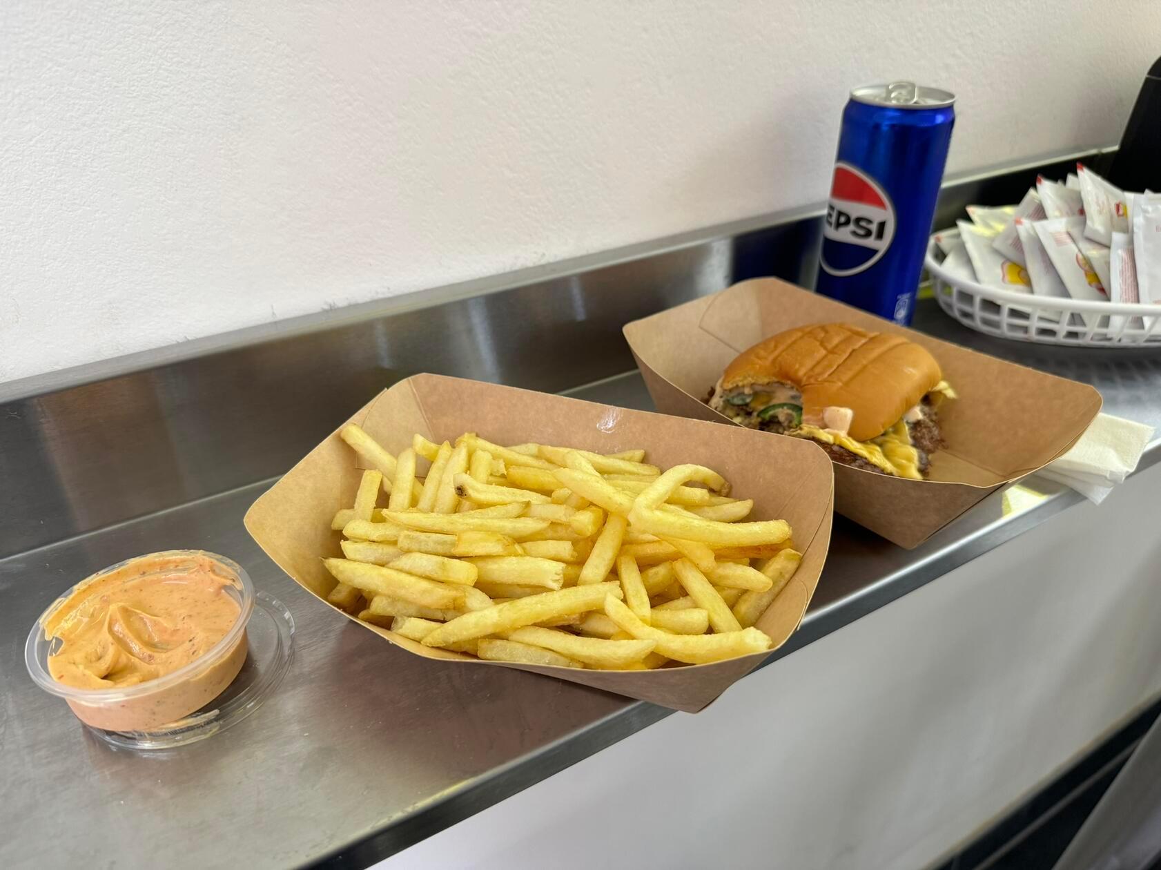 Aber Burger und Pommes isst man ja sowieso am besten im Stehen.