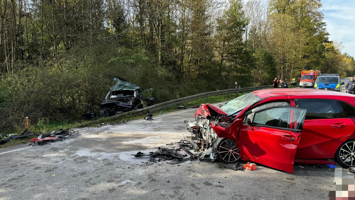 Zwei Personen sind am Mittwoch nach einem schweren Unfall verstorben. Zwei Personen sind am Mittwoch nach einem schweren Unfall verstorben.
