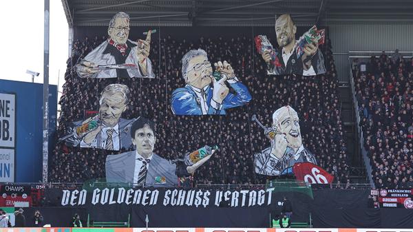 Die Choreo, die der Nürnberger Anhang vor dem 272. Frankenderby präsentierte, stand ganz im Zeichen des Protestes gegen einen DFL-Investor. "Den goldenen Schuss vertagt..."