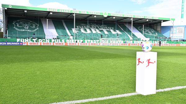 Die Fürther Choreographie war einmal mehr höchst aufwendig - und von Anfang an ein echter Hingucker: Erst hüllte sich die Nordkurve im Ronhof in ein dunkles Grün, neben zwei klassischen Kleeblättern war schlicht "Kleeblattstadt Fürth" auf dem gewaltigen Banner zu lesen.