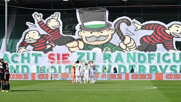 Anschließend formulierte ein überdimensionierter Monopoly-Mann eine klare Botschaft: "Macht sie zu Randfiguren und holt euch den Derbysieg!"