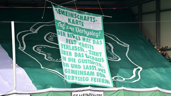 "Auf zum Derbysieg" stand auf dieser "Gemeinschaftskarte". "Zieht über das Rathaus in die Gustavstraße ein und lasst uns gemeinsam den Derbysieg feiern!" Gesagt, getan - den selbstbewussten Ansagen der Fans ließ die Fürther Mannschaft einen 2:1-Sieg folgen.