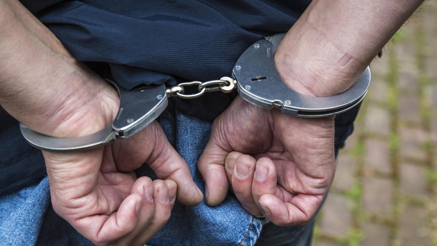 Damit ein 40-Jähriger am Frauentorgraben gefesselt werden konnte, waren vier Beamte, ein Passant und Schockschläge nötig. Damit ein 40-Jähriger am Frauentorgraben gefesselt werden konnte, waren vier Beamte, ein Passant und Schockschläge nötig.