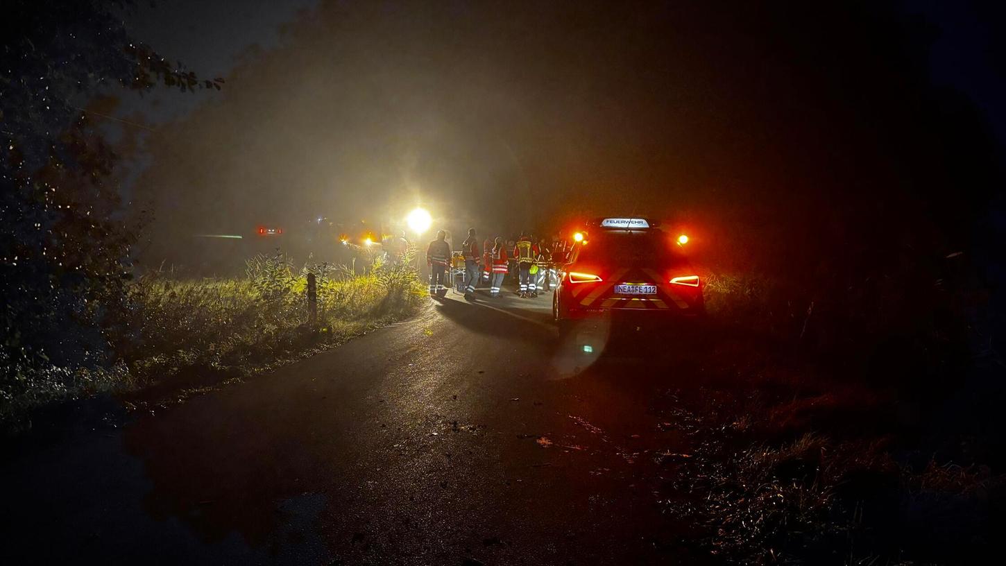 Am Freitagabend (11.10.2024) wurde die Feuerwehr zum Brand einer Gartenhütte im Wald bei Emskirchen (Landkreis Neustadt/Aisch-Bad Windsheim) gerufen. Am Freitagabend (11.10.2024) wurde die Feuerwehr zum Brand einer Gartenhütte im Wald bei Emskirchen (Landkreis Neustadt/Aisch-Bad Windsheim) gerufen.