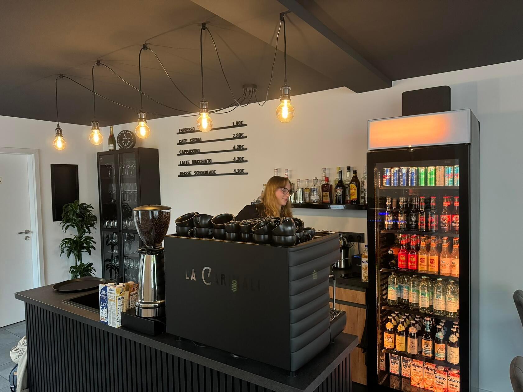 Angefangen haben die Beiden mit einer mobilen Cocktail-Bar. Jetzt dreht sich hier mehr um Kaffee.