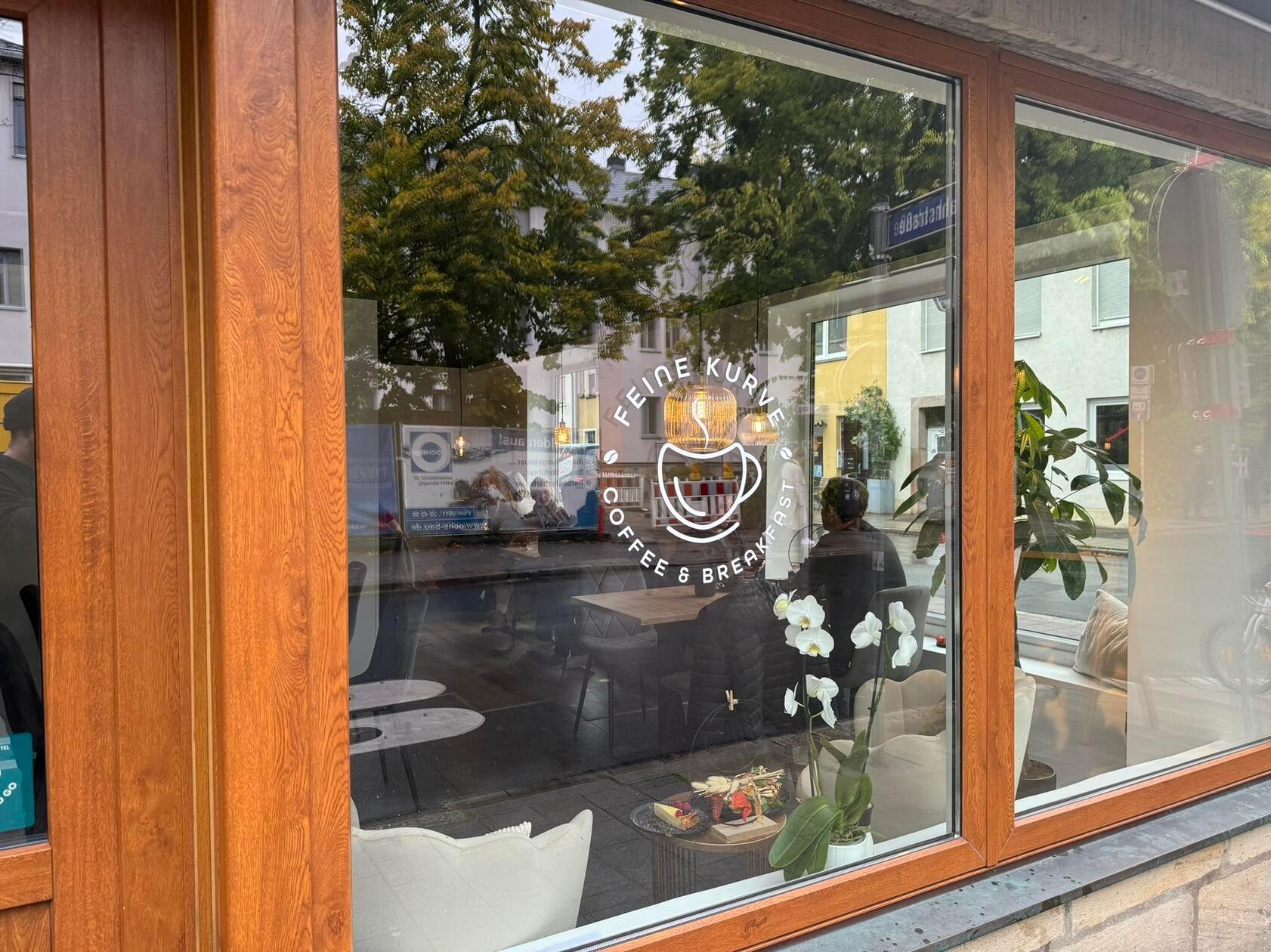 Oliver hat sich, als gelernter Elektriker, viel um den Umbau gekümmert, ist voren im Gästeraum unterwegs und macht die Finanzen und Steuern im Hintergrund.