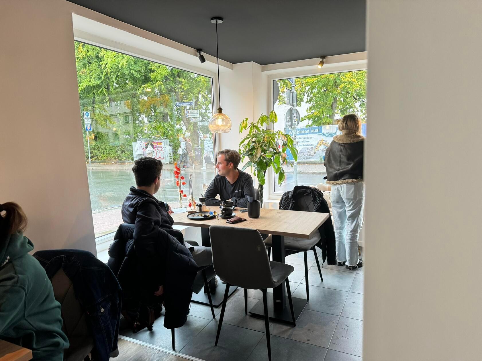 Es ist Anfang des Semesters, ein so gut gelegener Frühstücks-Spot ist natürlich allzeit gut besucht.