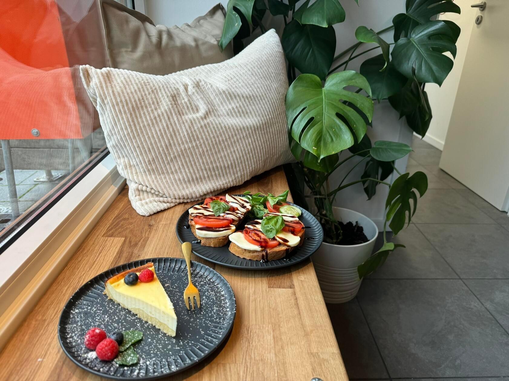 Neben dem Landbrot mit Tomate-Mozarella (4,90 Euro) gibt es auch täglich wechselnde Kuchen. Ein Cappucino kostet 4,20 Euro.