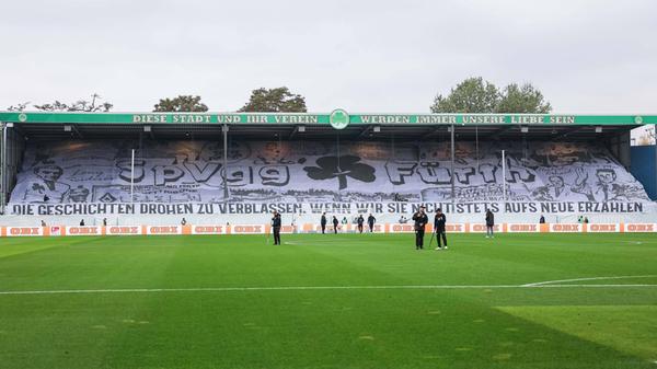 Die Kleeblattfans beeindruckten zum Anpfiff mit einer Choreografie über die gesamte Fürther Kurve. Der Auftrag an die Mannschaft ist klar..