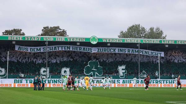"Die traditionsreiche Historie als Auftrag verstehen" stand auf einem Banner, das für den zweiten Teil der Choreografie ausgerollt wurde.
