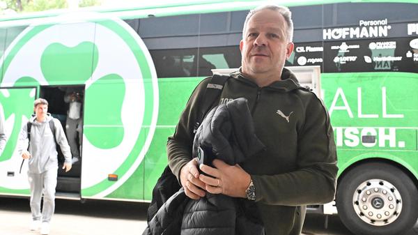 Für das Derby in Fürth nahm Alexander Zorniger zwei Änderungen in seiner Startelf vor: Niko Gießelmann und Simon Asta ersetzten Luca Itter und Dennis Srbeny.