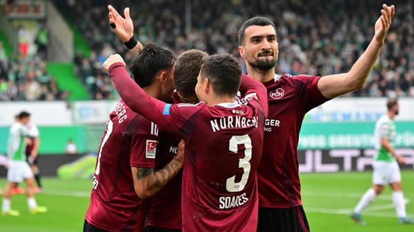 Großer Jubel beim Club. Für Emreli, der in der Folge auch durch seine emsige Arbeit gegen den Ball auffällt, ist es der erste Pflichtspieltreffer im Trikot des ruhmreichen Altmeisters.