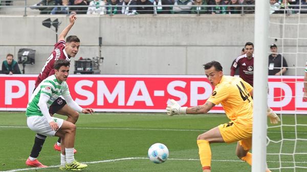 Das Momentum ist dann voll auf der Seite der Gäste: Emreli und Sturmpartner Tzimas sorgen für mächtig Betrieb. Der Grieche baut die Führung fünf Minuten nach dem ersten Treffer aus, als er eine scharfe Hereingabe von Danilo Soares ins lange Eck spitzelt.