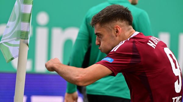 Sein Tor bejubelt das junge Sturmtalent mit einem Boxer-Jubel an der Eckfahne.