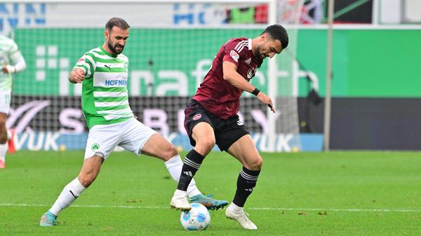 Die beste Fürther Chance im ersten Durchgang bleibt Simon Asta vorbehalten: Der Schienenspieler kommt am zweiten Pfosten nach einer Halbfeldflanke zum Kopfball, sucht dann aber seinen Mitspieler, anstatt selbst aufs Tor zu köpfen. Ein Nürnberger kann entscheidend klären.