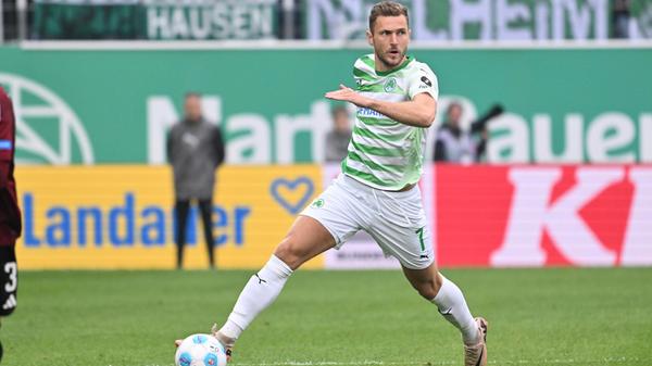 0:2-Rückstand nach nicht einmal 20 Minuten: Alexander Zorniger reagiert und bringt Dennis Srbeny für den offenbar angeschlagenen Gideon Jung ins Spiel - die Einwechslung bleibt aber zunächst ohne Effekt.