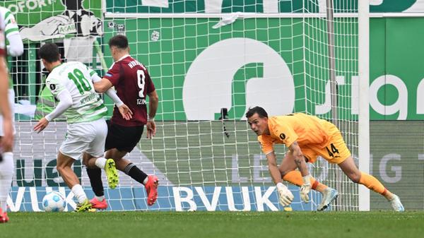 Stattdessen trifft wieder der Club und wieder Tzimas: Julian Justvan wird von Caspar Jander freigespielt, zieht auf der rechten Seite in den Strafraum und dort flach ab. Nahuel Noll kann den Abschluss zwar parieren, lenkt den Ball aber in die Mitte ab. Dort ist Tzimas am handlungsschnellsten und stochert den Ball ins leere Tor (34. Minute). Stefanos Tzimas (9, 1. FC Nürnberg / FCN ) erzielt Treffer Tor Torschuß zum 0:3 gegen Marco Meyerhöfer Meyerhoefer (18, SpVgg Greuther Fürth ) Nahuel Noll (44, SpVgg Greuther Fürth )