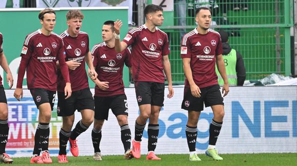 3:0-Führung: Für den Club läuft es nahezu perfekt. Erst trifft Emreli traumhaft, dann schnürt Tzimas den Doppelpack. In der Defensive lässt die Klose-Elf gegen fehlerbehaftete Fürther wenig zu und offensiv scheint fast alles zu gelingen.