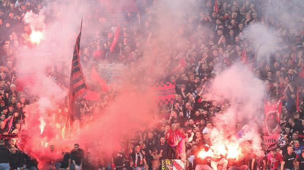 Der 1. FC Nürnberg brennt in der ersten Hälfte ein regelrechtes Feuerwerk ab - in zweierlei Hinsicht: Die Spieler auf dem Platz, welche eine sehr energische und reife Leistung zeigten, und die Fans auf den Rängen.