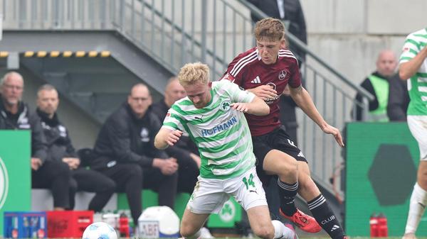 Zur Pause bringt Alexander Zorniger neue Kräfte ins Spiel und seine Jungs eine andere Energie auf den Rasen: Unter anderem Jomaine Consbruch meldet sich mit einem satten DIstanzschuss an, der allerdings über das Tor hinweg zieht. Dennoch: Fürth kommt etwas stabiler und gefestigter aus der Pause.