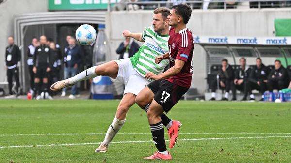 Wenige Minuten nach Wiederanpfiff kommt Dennis Srbeny nach einem flachen Zuspiel von Branimir Hrgota zum Abschluss. Der Stürmer nimmt den Querpass direkt, der Ball zischt zwischen den Beinen eines Nürnberger Verteidigers hindurch in Richtung des Torecks. Jan Reichert ist aber schnell unten, reagiert prächtig und pariert den Abschluss.