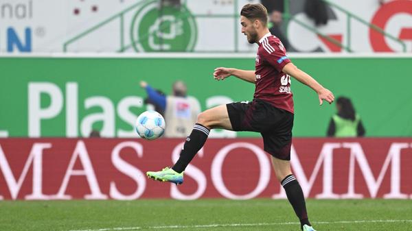 Auf der Gegenseite bieten sich dem Club natürlich große Räume: So hat beispielsweise Lukas Schleimer den Ball auf dem Fuß, als er per Querpass völlig freistehend von Benjamin Goller bedient wird. Der Nürnberger Offensivmann jagt das Leder aber weit über den Kasten.