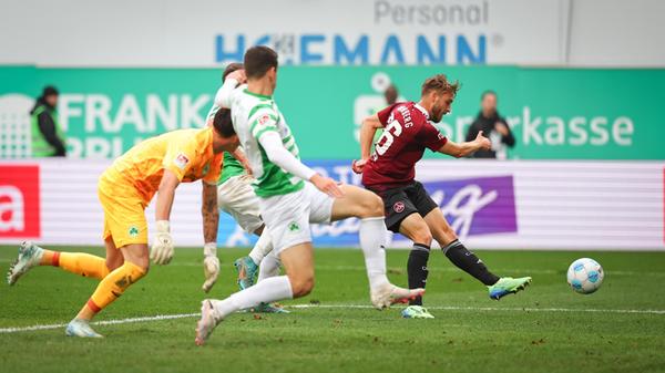 Wenig später macht er es besser: Wieder bekommt er ein Zuspiel von der rechten Seite. Diesmal von Finn Jeltsch, diesmal steht er auch schon näher zum Tor und zum Fürther Schlussmann. Schleimer versucht, den Ball mit dem ersten Kontakt mitzunehmen, bleibt dabei aber an Noll hängen. Den Abpraller verwertet er dann aber zum 4:0-Endstand.