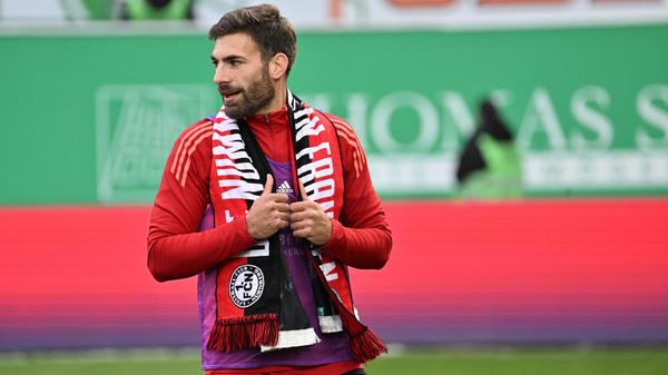 FCN-Urgestein Enrico Valentini kam zwar nicht zum Einsatz, rannte aber nach Abpfiff als einer der Ersten aufs Feld und präsentierte den Schal "Die Nummer 1 in Franken".