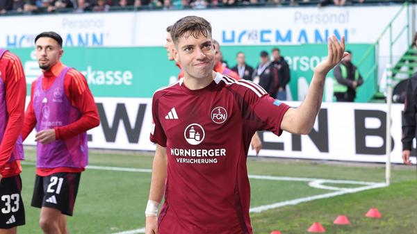 Der Mann des Tages: Stefanos Tzimas schnürte einen Doppelpack. Bei seiner Auswechslung ging der Grieche nicht auf der Seite der Ersatzbänke vom Feld, sondern auf der gegenüberliegenden Seite. Auf dem Weg zu seinen Kollegen auf der Bank kam der Youngster am Gästeblock vorbei - und ließ sich für seine starke Leistung gebührend feiern.