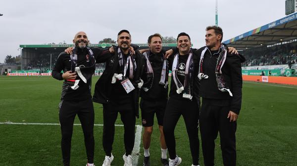 Nicht nur die gesamte Mannschaft entschied sich für ein Gruppenbild an diesem denkwürdigen Derbytag, auch das Trainerteam und die Verantwortlichen posierten mit den Fanschals.