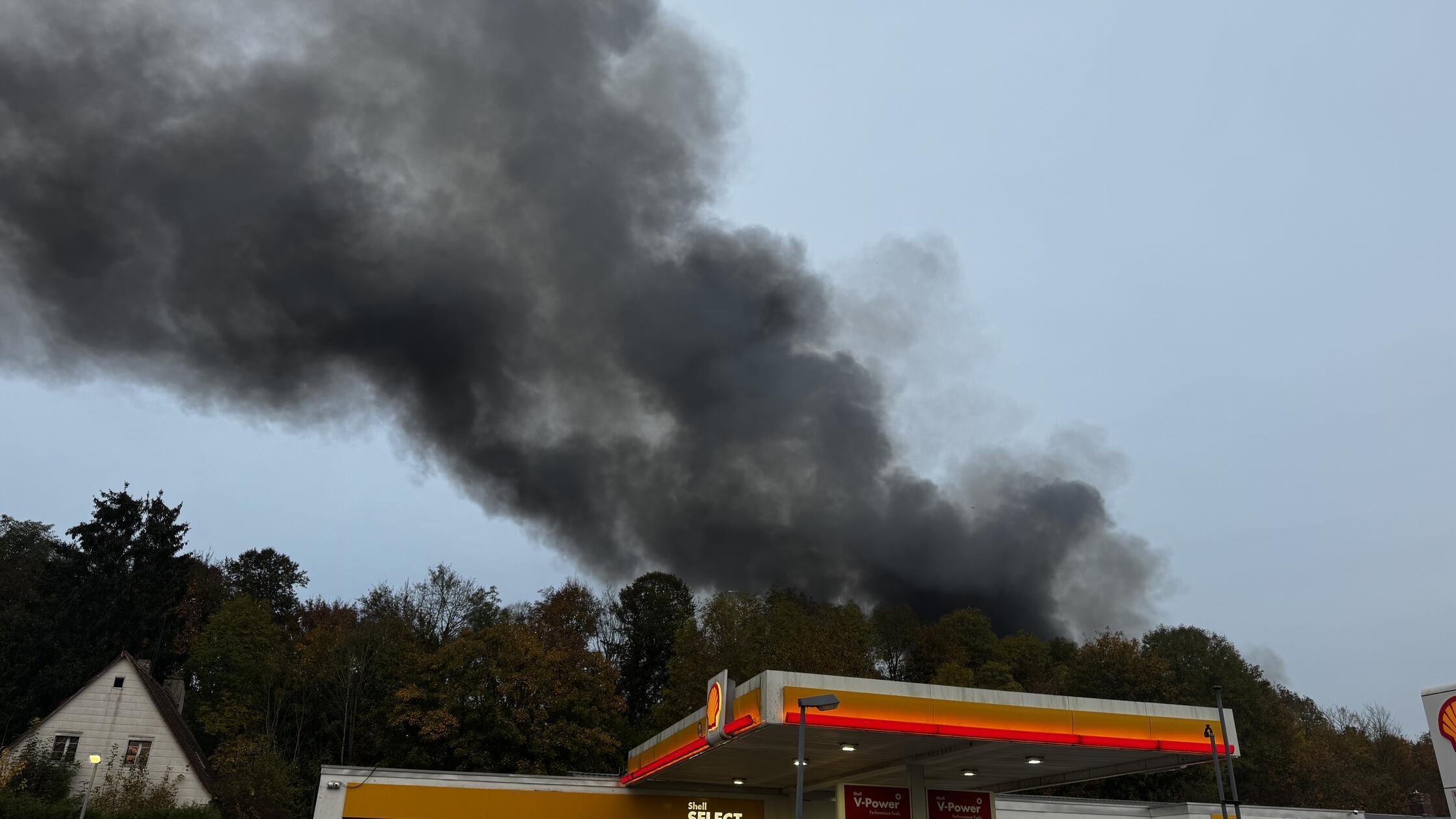 Großbrand In Rothenburg, Polizei Warnt: Fenster Und Türen Geschlossen ...