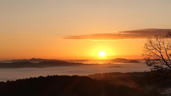 Von der Burg Hohenstein aus kann man den Morgennebel gut überblicken.