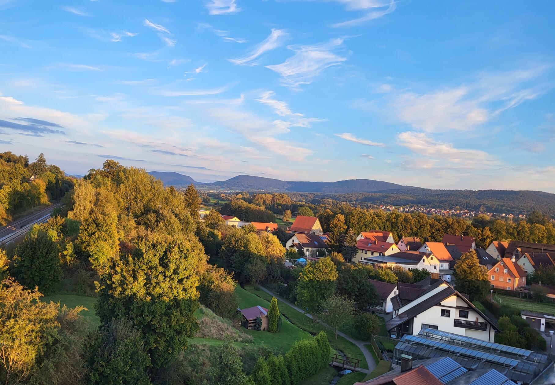 Herbstliches Reichenschwand, fotografiert von einer Hubbühne aus.
