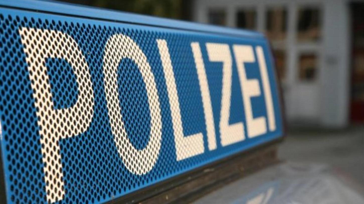 Bis zum Eintreffen der Polizei konnten die Insassen den rabiaten Radfahrer festhalten. Bis zum Eintreffen der Polizei konnten die Insassen den rabiaten Radfahrer festhalten.