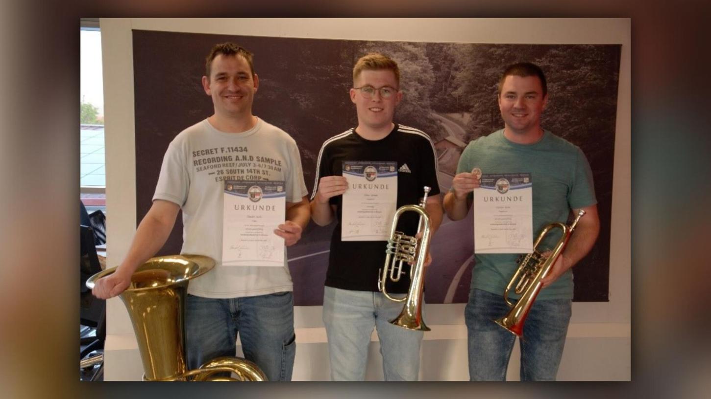 Die erfolgreichen Musiker der Feuerwehrkapelle Wettelsheim (v.l.): Claudio Sachs (Tuba), Tobias Grimm (Flügelhorn) und Florian Kern (Flügelhorn). Die erfolgreichen Musiker der Feuerwehrkapelle Wettelsheim (v.l.): Claudio Sachs (Tuba), Tobias Grimm (Flügelhorn) und Florian Kern (Flügelhorn).