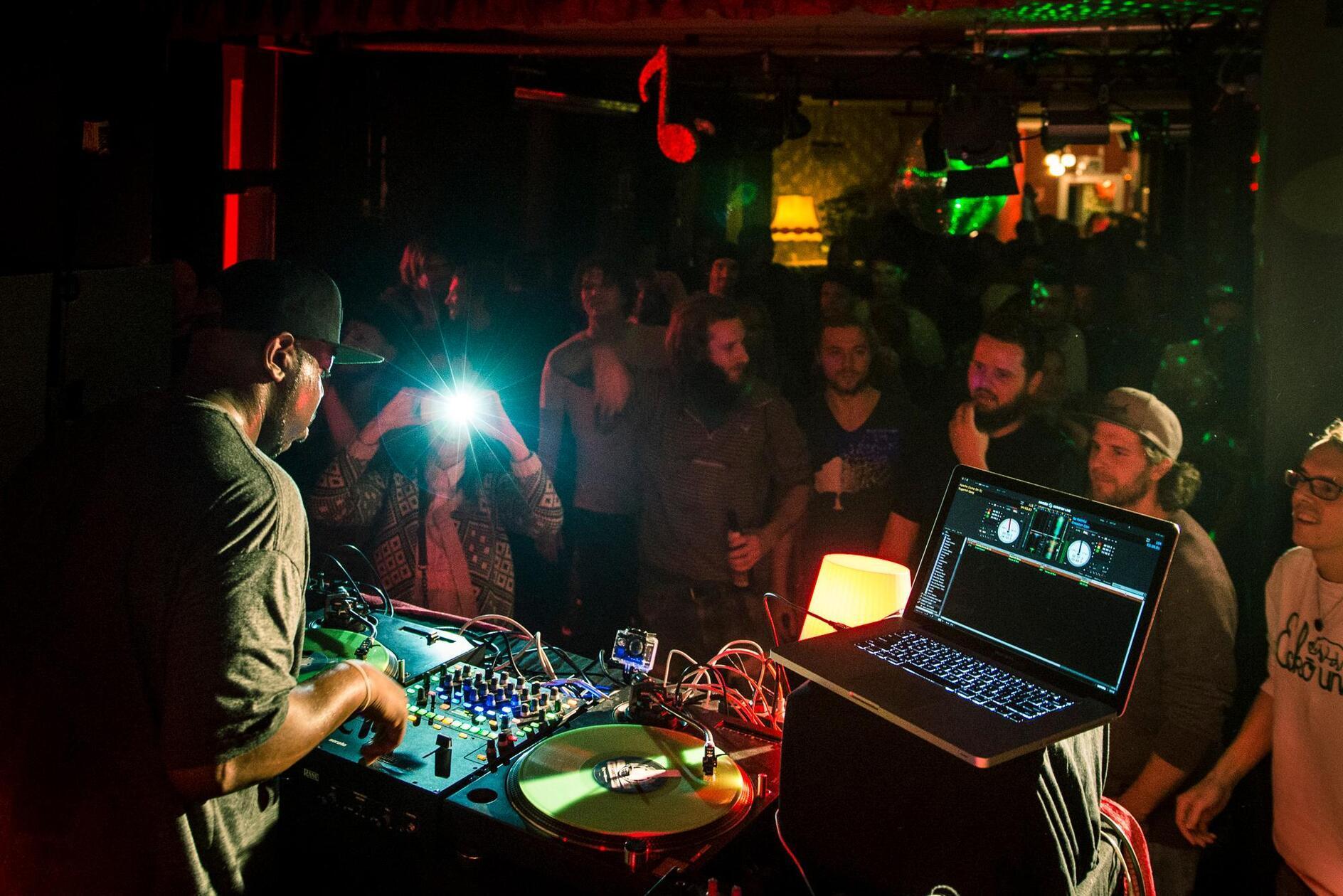 Seit 40 Jahren unterstützt die Nürnberger Musikzentrale die lokale Popmusik-Szene. Das Jubiläum findet ab Mittwoch, 23. Oktober, im MUZ-Club in Gostenhof statt. Für vier Tage warten dort Live-Konzerte, Workshops, Partys und mehr auf die Besucher.