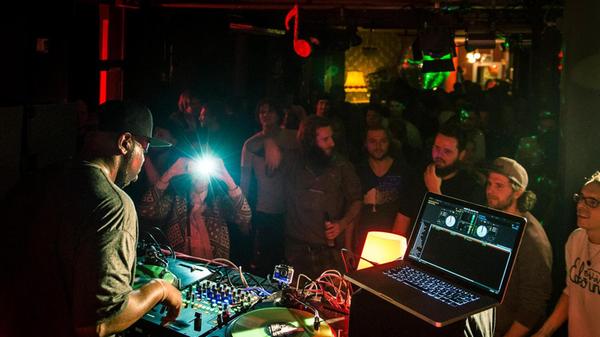 Seit 40 Jahren unterstützt die Nürnberger Musikzentrale die lokale Popmusik-Szene. Das Jubiläum findet ab Mittwoch, 23. Oktober, im MUZ-Club in Gostenhof statt. Für vier Tage warten dort Live-Konzerte, Workshops, Partys und mehr auf die Besucher.