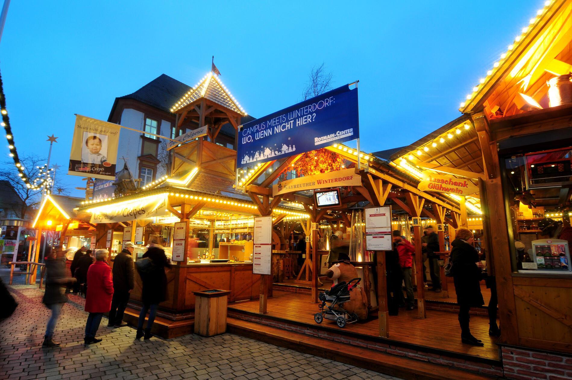 Ab sofort hat das Bayreuther Winterdorf in der Innenstadt täglich von 11 bis 23 Uhr (sonntags ab 12 Uhr) geöffnet. Die Besucher erwarten dort weihnachtliche Stimmung, Glühwein, (Live)-Musik und verschiedene Speisen.