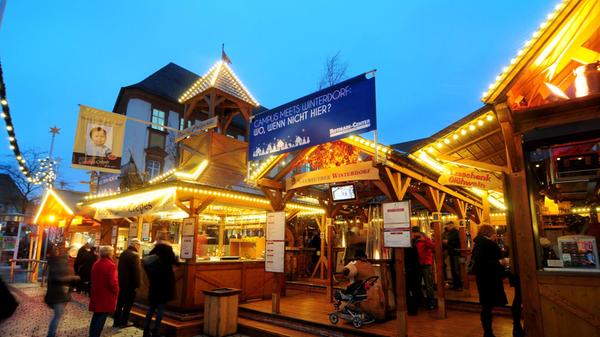 Ab sofort hat das Bayreuther Winterdorf in der Innenstadt täglich von 11 bis 23 Uhr (sonntags ab 12 Uhr) geöffnet. Die Besucher erwarten dort weihnachtliche Stimmung, Glühwein, (Live)-Musik und verschiedene Speisen.