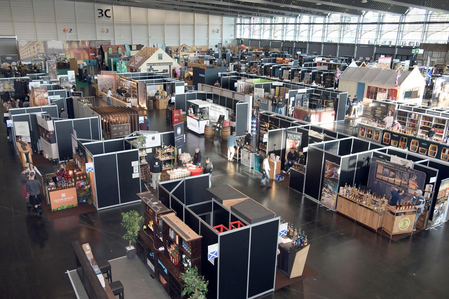 Auf der Consumenta zeigen über 1000 Aussteller ihre Produkte von Samstag, 26. Oktober, bis Sonntag, 3. November, im Messezentrum Nürnberg. Themenwelten wie "Technik und Spiel", "Schöner wohnen", "Region erleben" und "Lifestyle für Sie und Ihn", "Faszination Pferd", der "Nürnberger GINMarket" sowie die Heimtiermesse und die parallel stattfindende Erfindermesse iENA bieten für jeden Geschmack etwas.