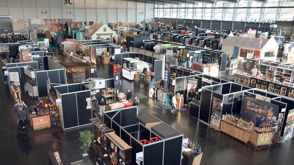 Auf der Consumenta zeigen über 1000 Aussteller ihre Produkte von Samstag, 26. Oktober, bis Sonntag, 3. November, im Messezentrum Nürnberg. Themenwelten wie "Technik und Spiel", "Schöner wohnen", "Region erleben" und "Lifestyle für Sie und Ihn", "Faszination Pferd", der "Nürnberger GINMarket" sowie die Heimtiermesse und die parallel stattfindende Erfindermesse iENA bieten für jeden Geschmack etwas.