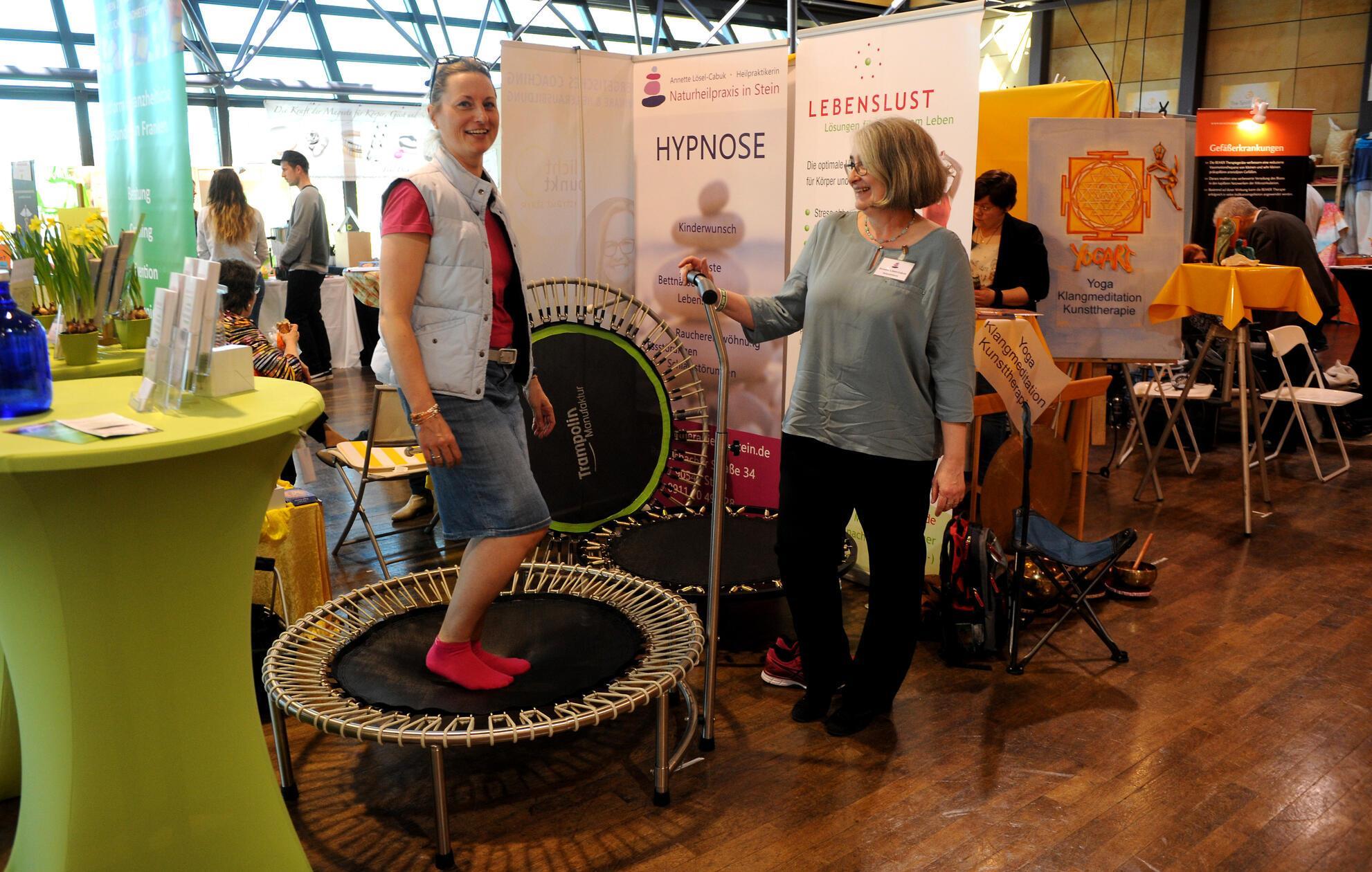 Bei den Naturheiltagen in Fürth dreht sich alles um Gesundheit, Wellness und Spiritualität. Am Samstag, 26. Oktober (12 bis 19 Uhr) und Sonntag, 27. Oktober (11 bis 18 Uhr) gibt es dort Vorträge, Stände, Kunstwerke sowie vegane Speisen und Getränke. Der Eintritt der Messe kostet 6,50 Euro pro Person.