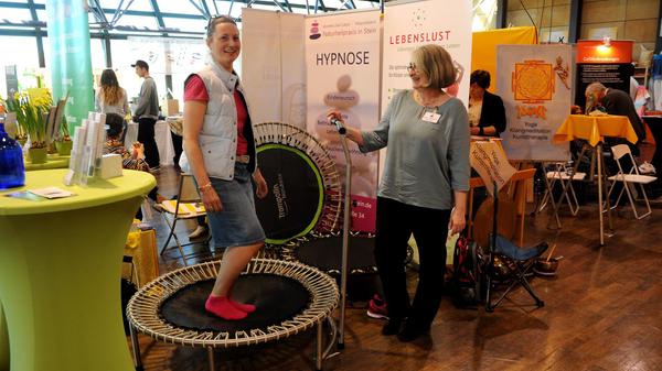 Bei den Naturheiltagen in Fürth dreht sich alles um Gesundheit, Wellness und Spiritualität. Am Samstag, 26. Oktober (12 bis 19 Uhr) und Sonntag, 27. Oktober (11 bis 18 Uhr) gibt es dort Vorträge, Stände, Kunstwerke sowie vegane Speisen und Getränke. Der Eintritt der Messe kostet 6,50 Euro pro Person.