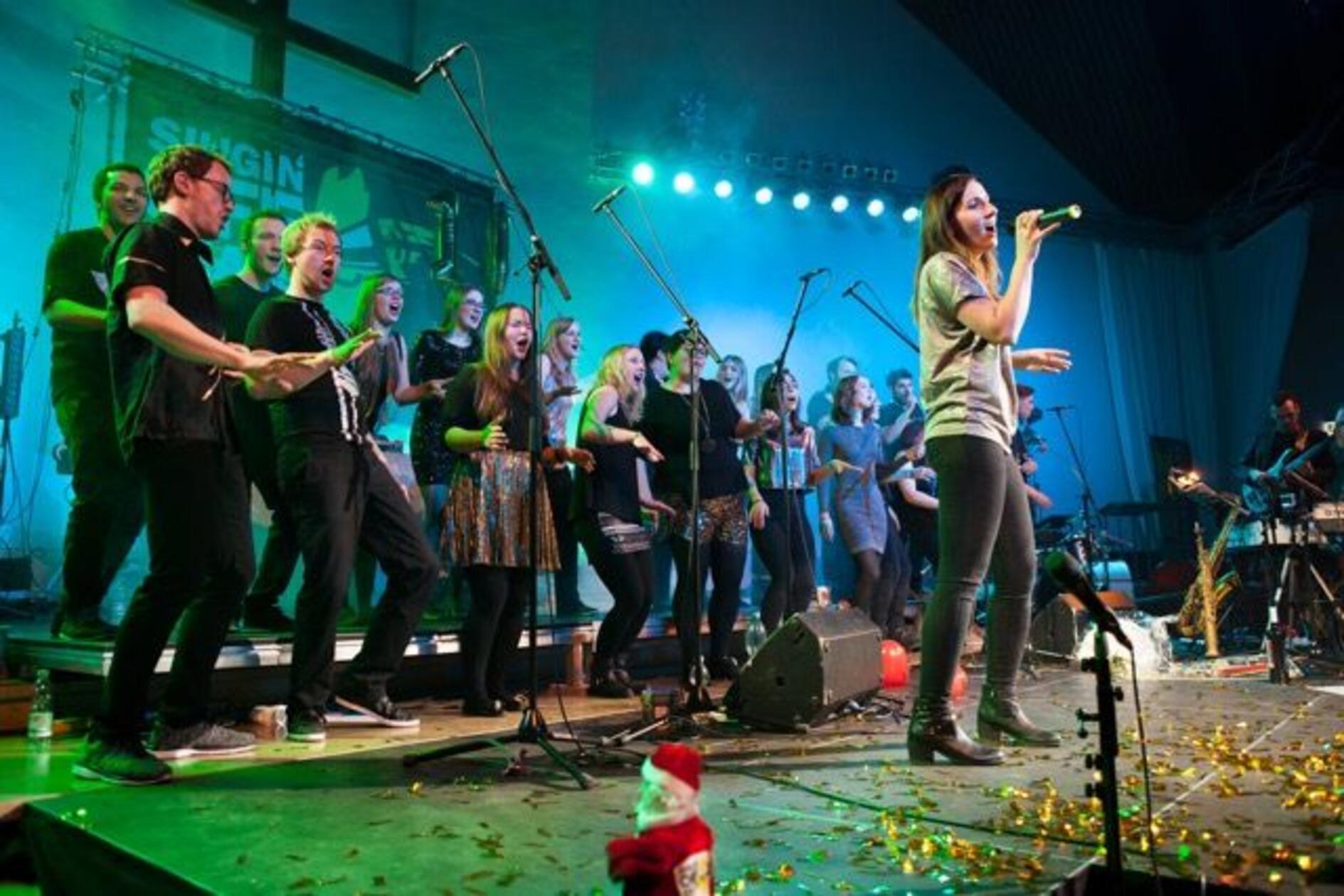 Der Jazzchor "Singin´ Off Beats" unter Leitung von Klaus Gramß bespielt am Sonntag, 27. Oktober, die "LUX - junge Kirche", in Nürnberg. Bei "Falling for the beat" mixen die Künstler ab 20 Uhr Jazz und Pop. Der Eintritt der Veranstaltung kostet 22 Euro.