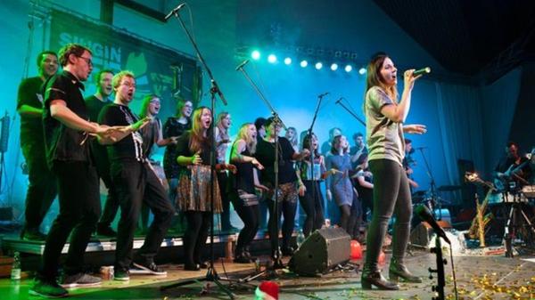 Der Jazzchor "Singin´ Off Beats" unter Leitung von Klaus Gramß bespielt am Sonntag, 27. Oktober, die "LUX - junge Kirche", in Nürnberg. Bei "Falling for the beat" mixen die Künstler ab 20 Uhr Jazz und Pop. Der Eintritt der Veranstaltung kostet 22 Euro.