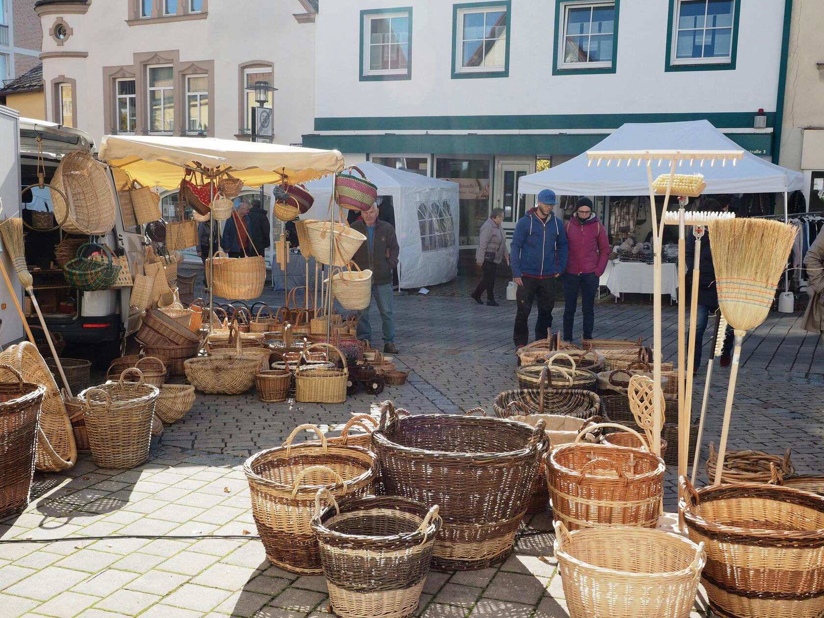 Am Sonntag, 27. Oktober, findet in Pegnitz der Herbstmarkt statt. Ab 10.30 Uhr können Besucher in der Stadt bummeln und bei Ständen und auch in Einzelhandelsgeschäften von 13 bis 18 Uhr einkaufen.