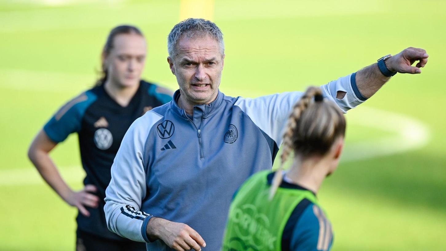 Bundestrainer Christian Wück gibt Nur Berger ist bisher für das Spiel gegen England gesetzt. Bundestrainer Christian Wück gibt Nur Berger ist bisher für das Spiel gegen England gesetzt.