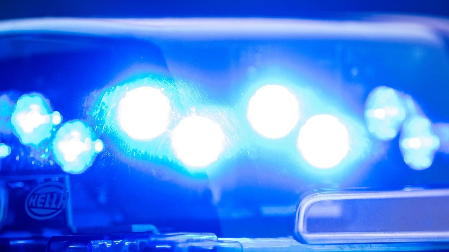 Ein Blaulicht leuchtet an einer Polizeistreife. (Symbolbild) Ein Blaulicht leuchtet an einer Polizeistreife. (Symbolbild)